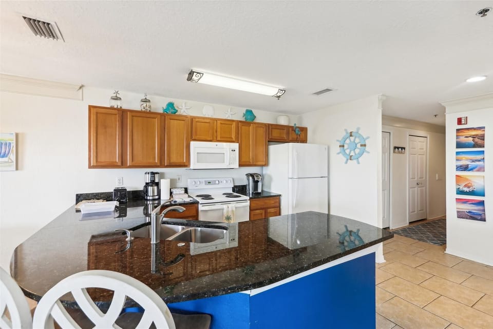 Condo, 2 Queen Beds, Hot Tub, Ocean View (Ocean Gate I304) | Private kitchen