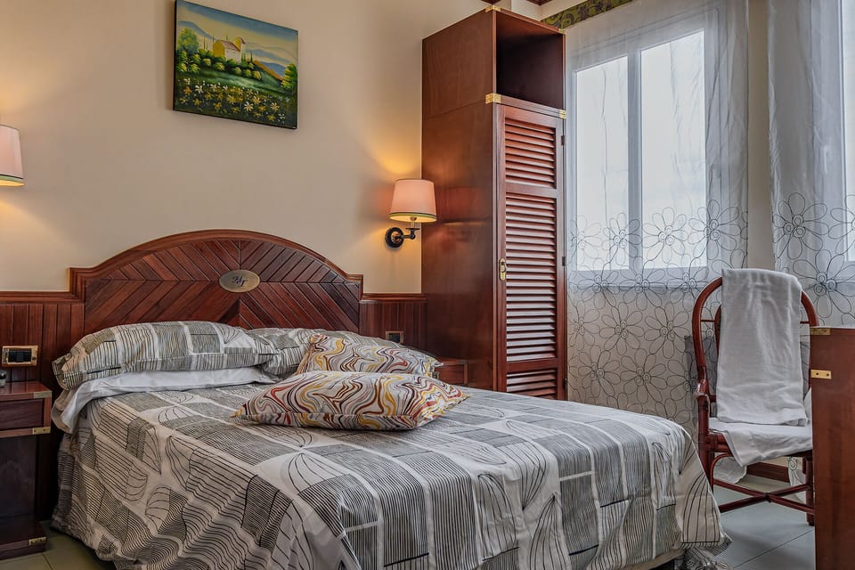 Classic Room, 1 Bedroom | In-room safe, desk, laptop workspace, blackout drapes