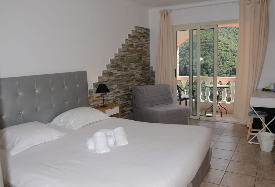 Premium Double Room, 1 Bedroom, Mountain View, Sea Facing | Premium bedding, Select Comfort beds, minibar, in-room safe