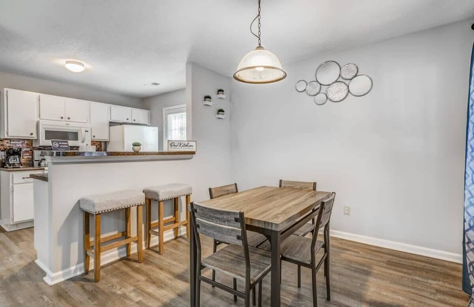 House, Multiple Beds, Patio, Garden View (Cedar Ave Escape) | 3 bedrooms, individually decorated, individually furnished, bed sheets