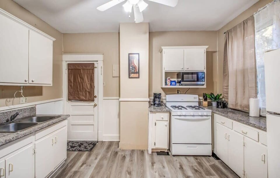 House, Multiple Beds, Patio, Garden View (Avalon Nest Downstairs) | Private kitchen | Coffee/tea maker