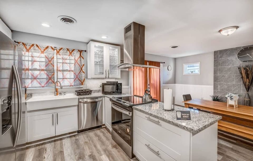 House, Multiple Beds, Patio, Garden View (Quince Cottage) | Private kitchen | Coffee/tea maker