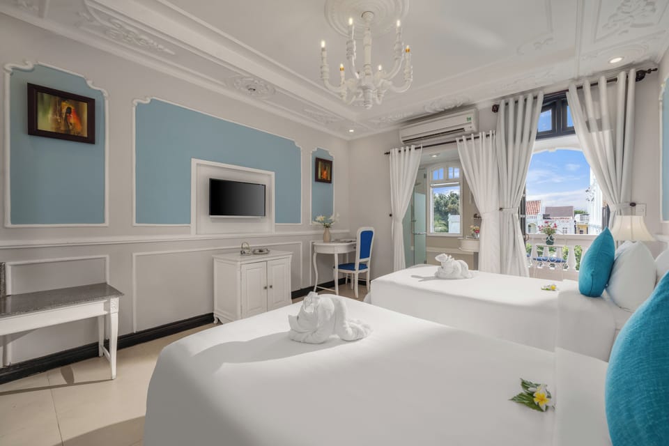 Family Suite, 2 Bedrooms, Non Smoking, Bathtub | Minibar, in-room safe, desk, blackout drapes