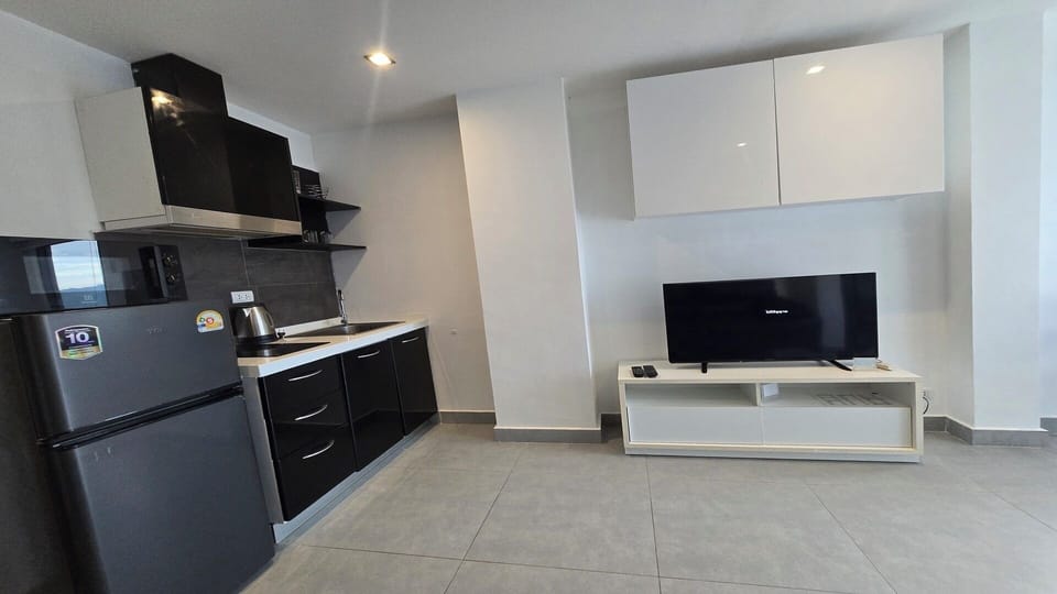 Apartment, Balcony, City View | Living area | Flat-screen TV