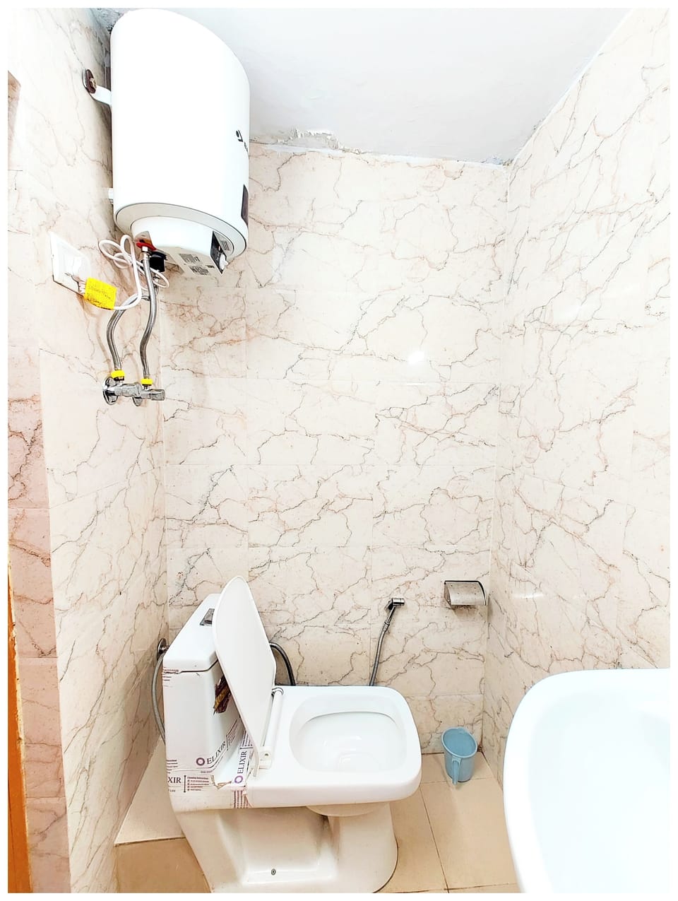 Shower, rainfall showerhead, free toiletries, slippers