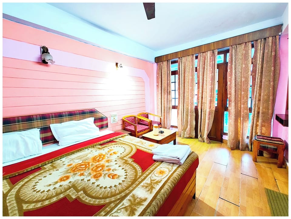 Deluxe Double Room, Multiple Beds | Hypo-allergenic bedding, desk, soundproofing, free WiFi