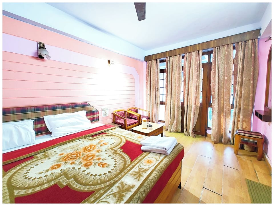 Deluxe Double Room, Multiple Beds | Hypo-allergenic bedding, desk, soundproofing, free WiFi