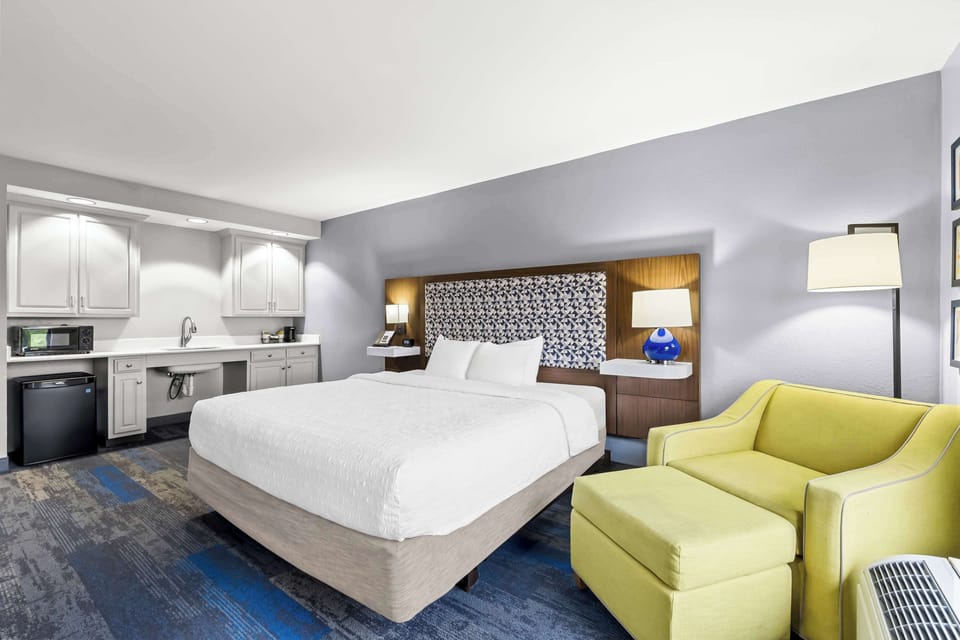 Deluxe Room, 1 King Bed, Non Smoking | Minibar