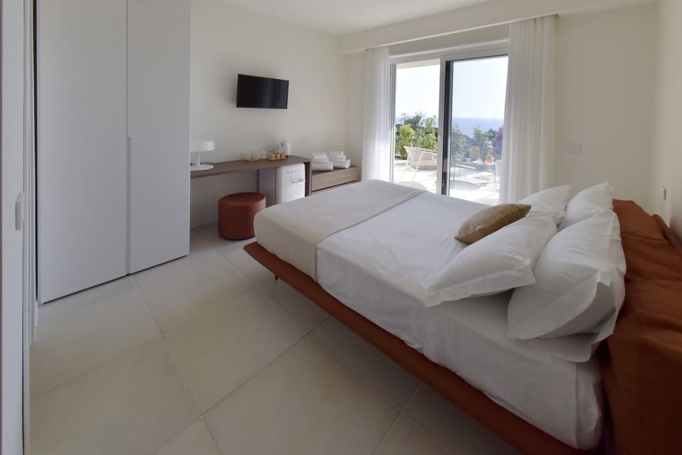 Camera Matrimoniale con Terrazza Vista Mare | Minibar, in-room safe, desk, laptop workspace