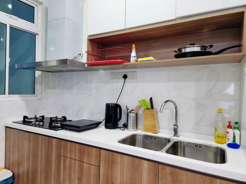 Apartment, 3 Bedrooms, Balcony, City View | Private kitchen | Electric kettle