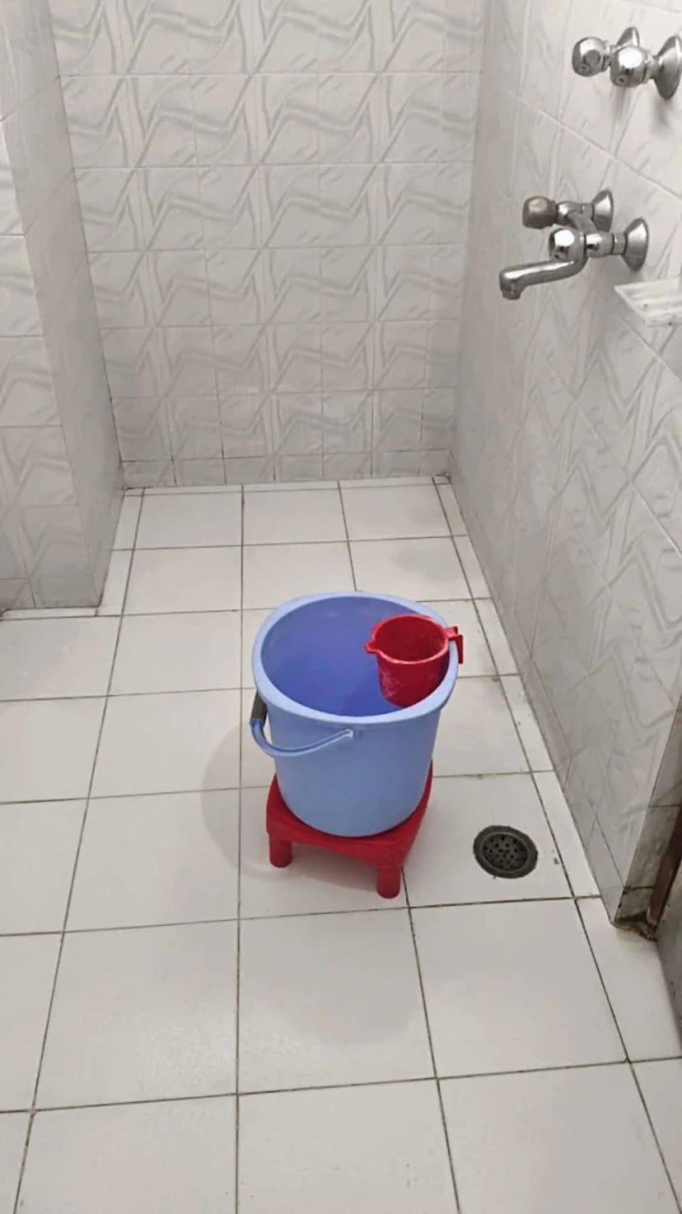 Shower, rainfall showerhead, free toiletries, towels