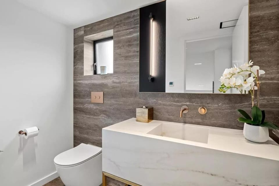 Luxury House, 4 Bedrooms | Bathroom | Shower, designer toiletries, hair dryer, bathrobes