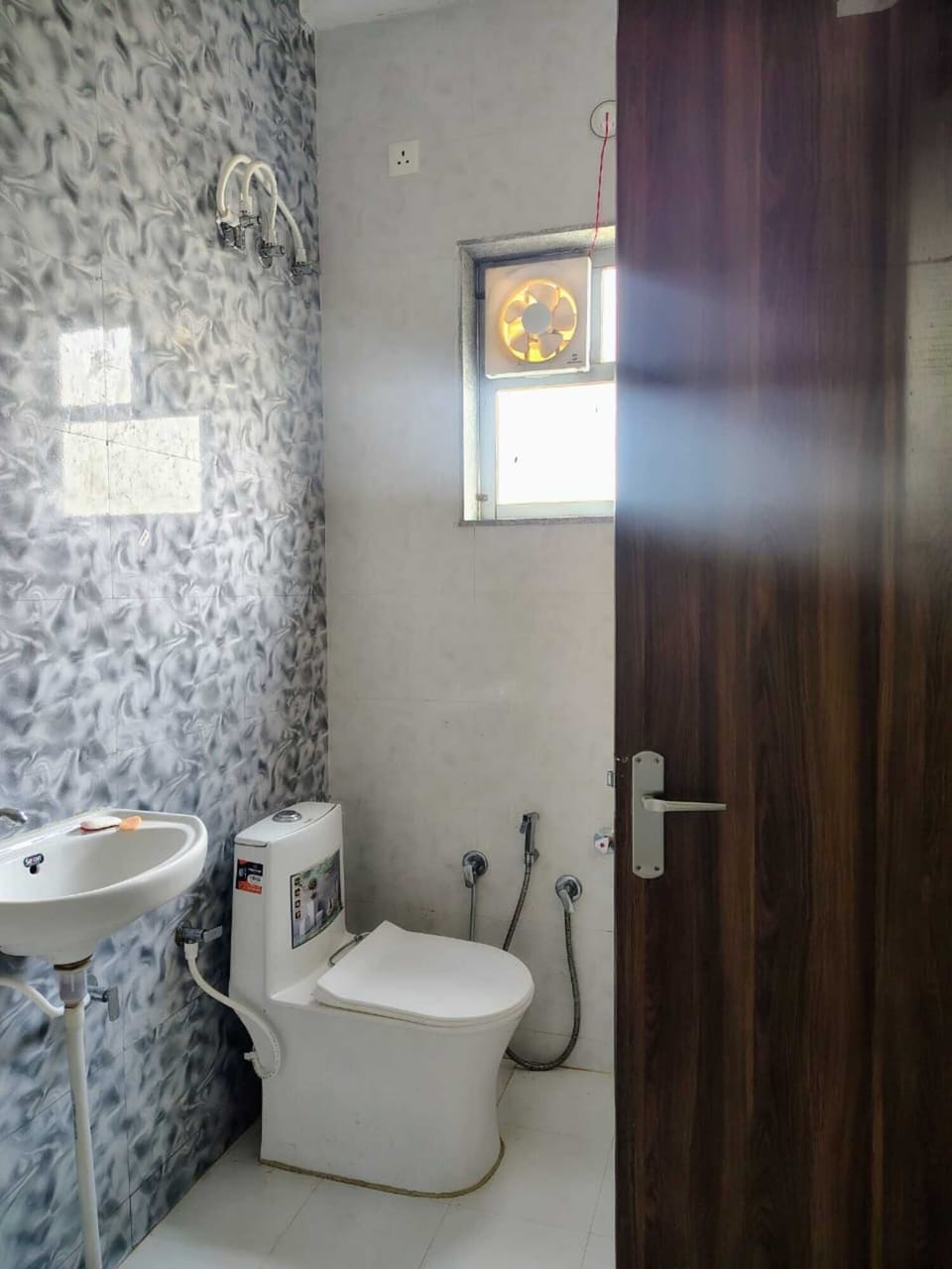 Deluxe Room, Air conditioning | Bathroom | Shower, free toiletries, towels, soap