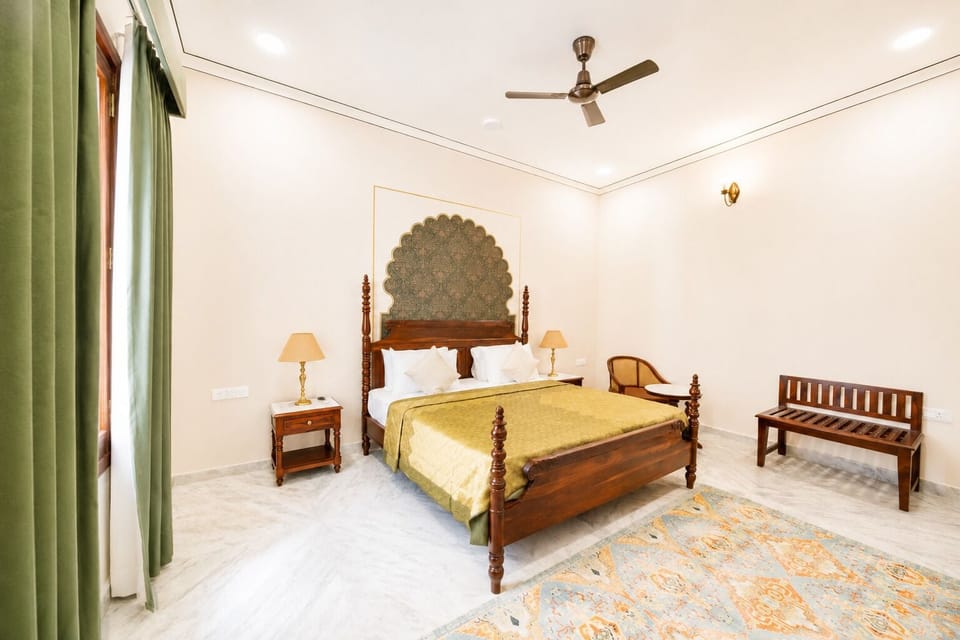 Premium Luxury Suite | Egyptian cotton sheets, premium bedding, laptop workspace, WiFi (free)