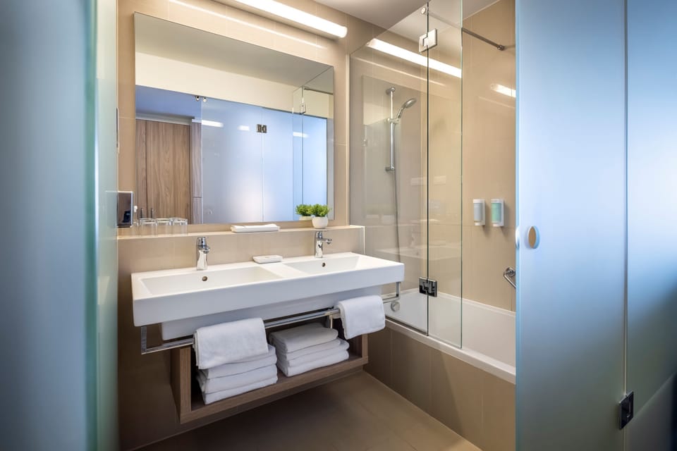 Combined shower/tub, free toiletries, hair dryer, towels