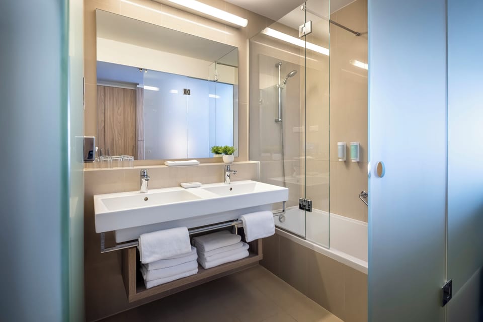 Superior room, Seaview, Balcony  | Bathroom | Combined shower/tub, free toiletries, hair dryer, towels