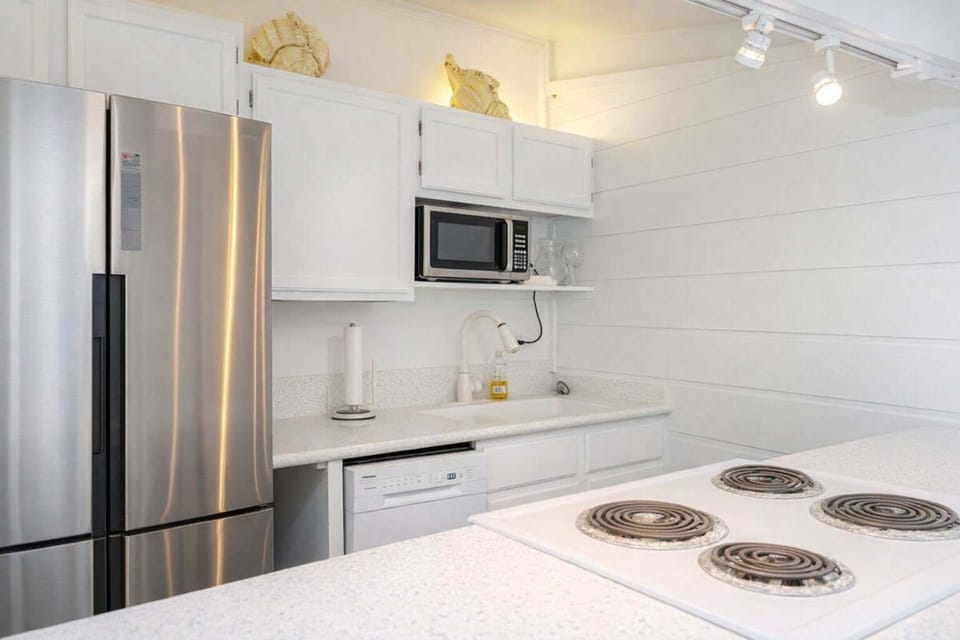 Apartment, 2 Bedrooms | Private kitchen | Fridge, oven, coffee/tea maker, toaster