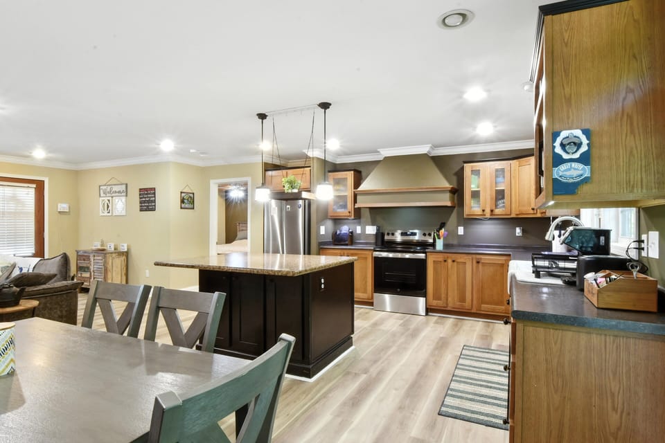 Cabin, 3 Bedrooms | Private kitchen | Coffee/tea maker, fridge, oven, toaster