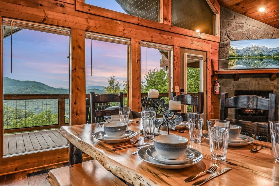 Cabin, 2 Bedrooms | Dining