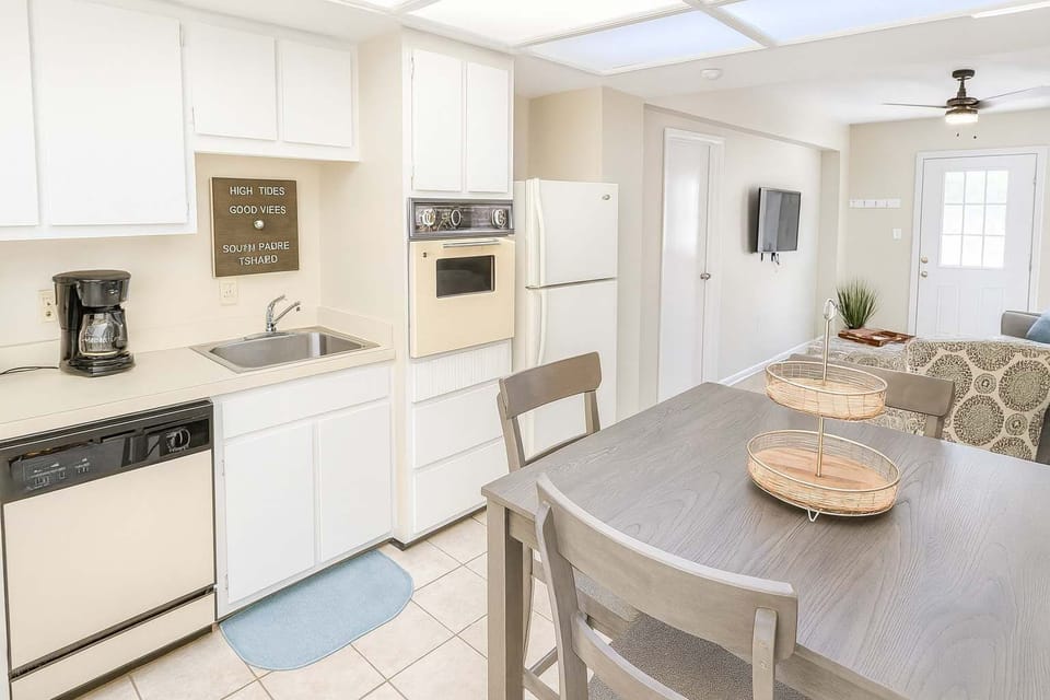 Apartment, 3 Bedrooms | Private kitchen | Fridge, oven, coffee/tea maker, toaster
