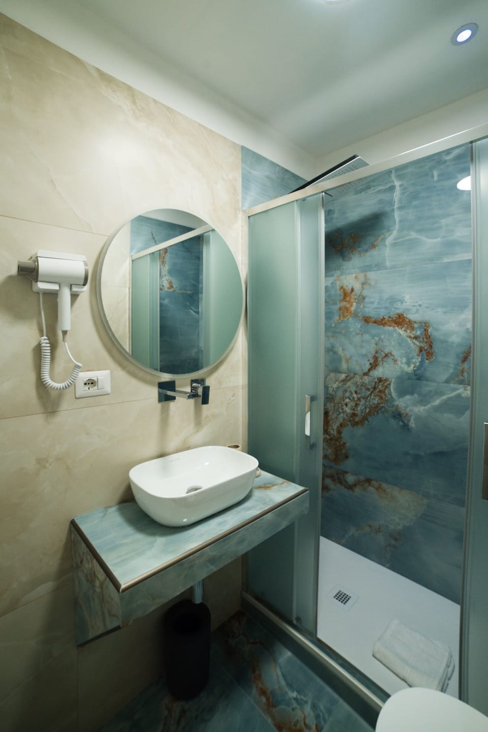 Deluxe Triple Room | Bathroom | Shower, free toiletries, hair dryer, bidet