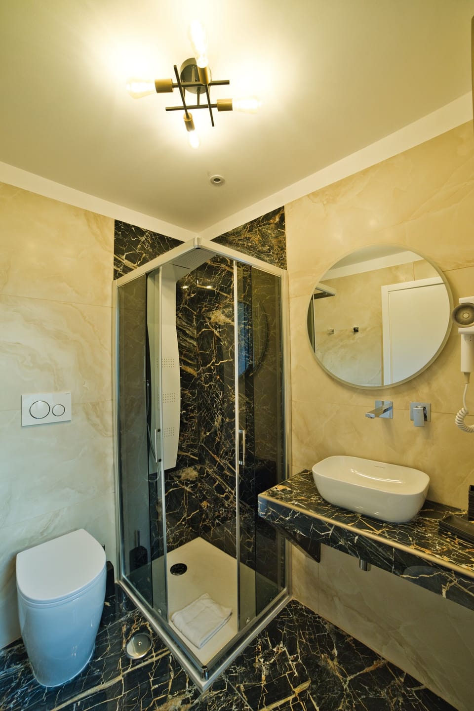 Standard Double Room | Bathroom | Shower, free toiletries, hair dryer, bidet
