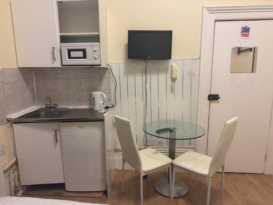 Triple Room (37 Collingaham Place) | Private kitchen | Coffee/tea maker, electric kettle