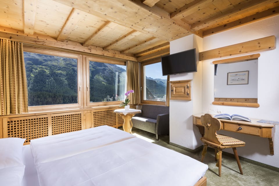 Comfort Double Room, Lake View | In-room safe, individually decorated, individually furnished, desk