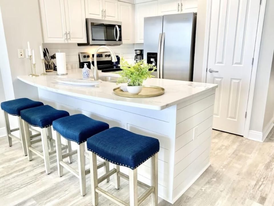 Condo, Multiple Beds (Celadon 405) | Private kitchen | Oven, cookware/dishes/utensils