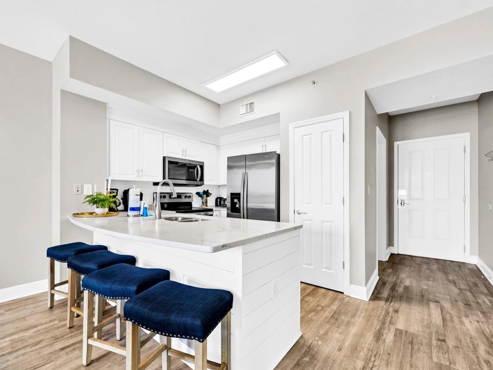 Condo, Multiple Beds (Celadon 405) | Private kitchen | Oven, cookware/dishes/utensils