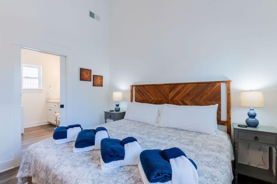 Studio, 1 King Bed, Kitchen, Garden View (Old Town Loft) | 1 bedroom, individually decorated, individually furnished, bed sheets