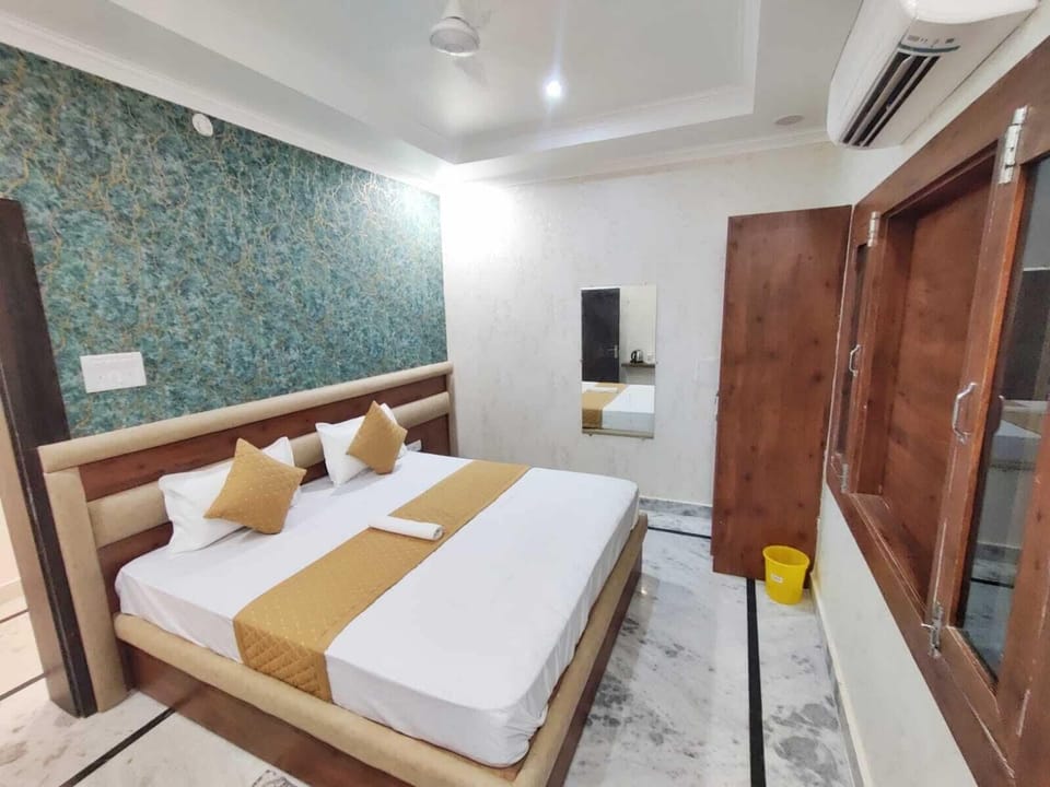 Hypo-allergenic bedding, memory foam beds, desk, laptop workspace
