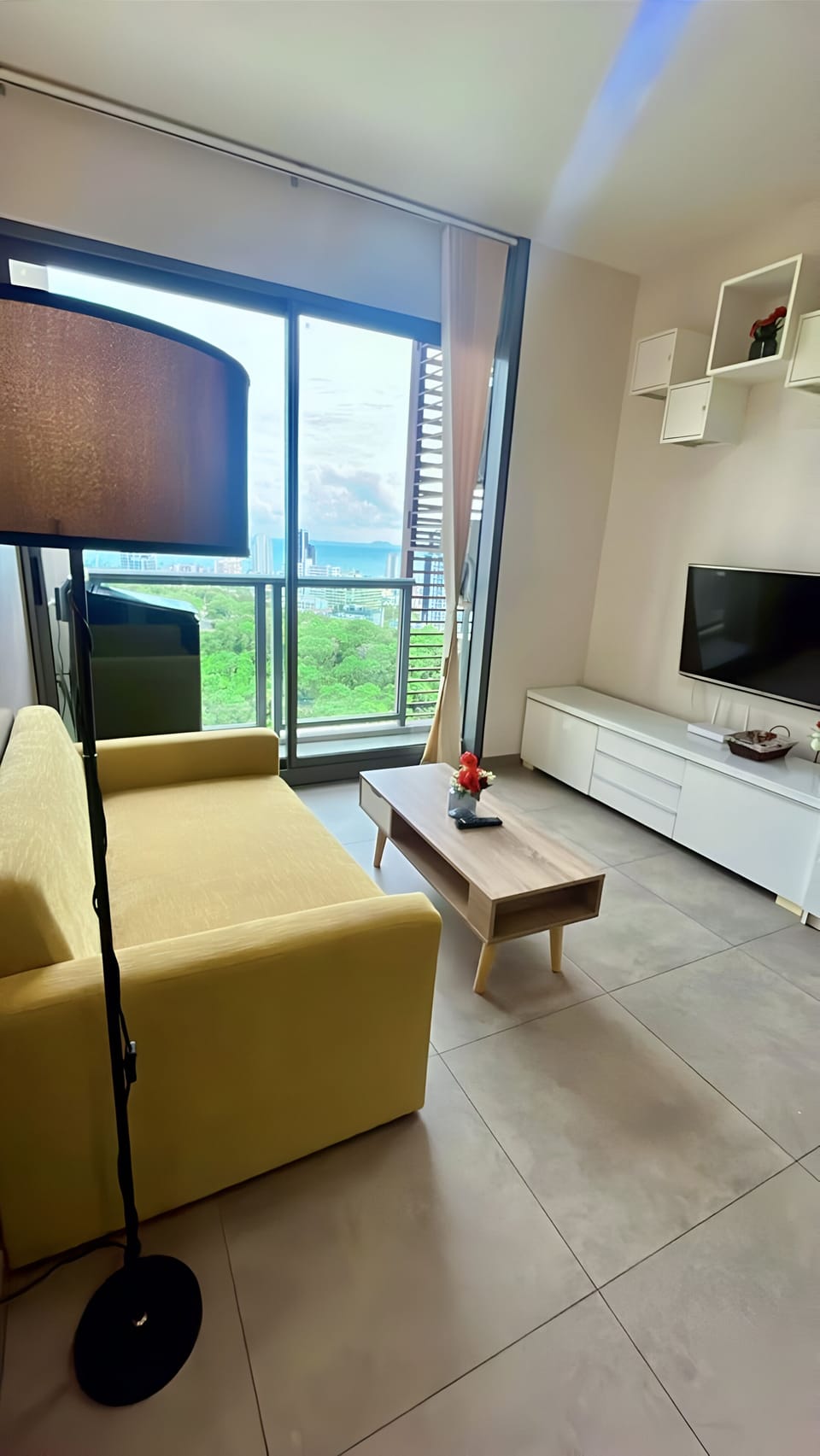 Apartment, 2 Bedrooms, Smoking, Balcony | Living room