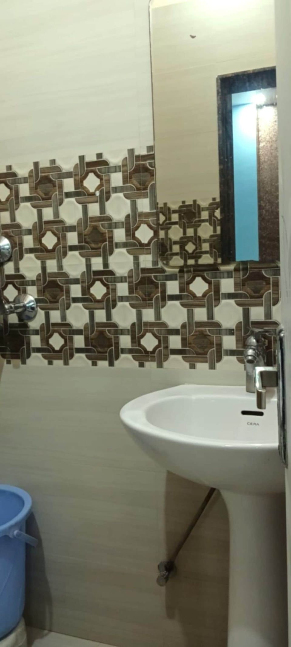 Deluxe Room, Air conditioning | Bathroom | Shower, towels, soap, shampoo