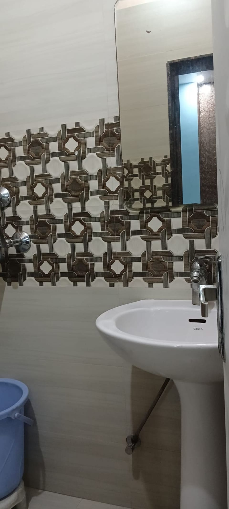 Deluxe Room, Air conditioning | Bathroom | Shower, towels, soap, shampoo