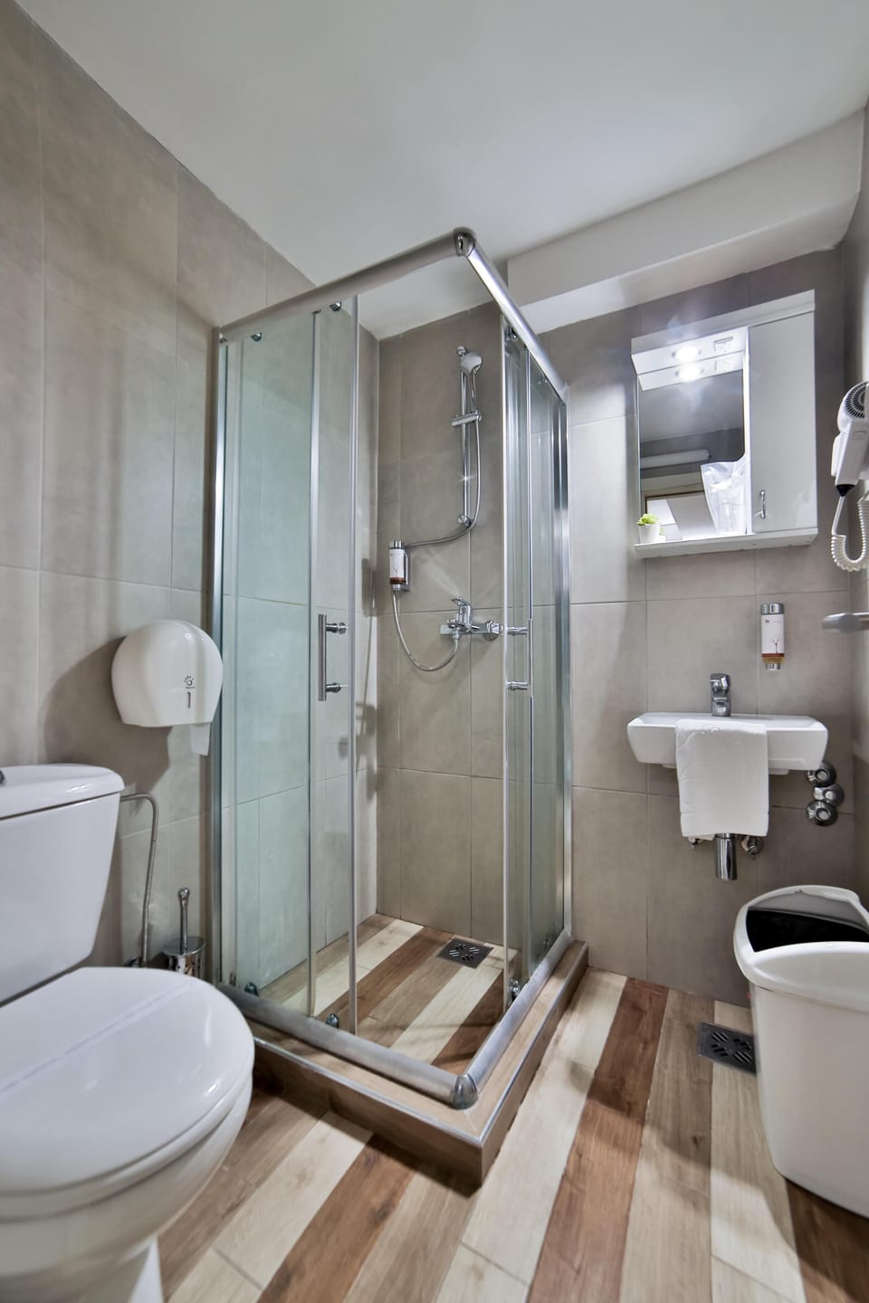 Standard Twin Room, Garden View | Bathroom | Shower, hair dryer, bathrobes, slippers