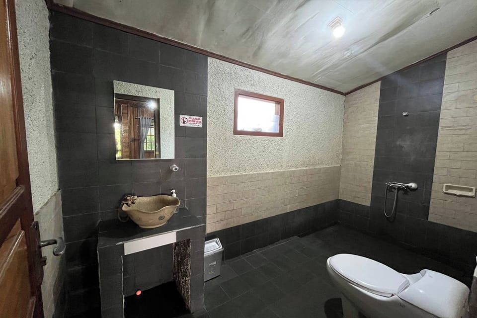 Bungalow | Bathroom | Shower, free toiletries, towels
