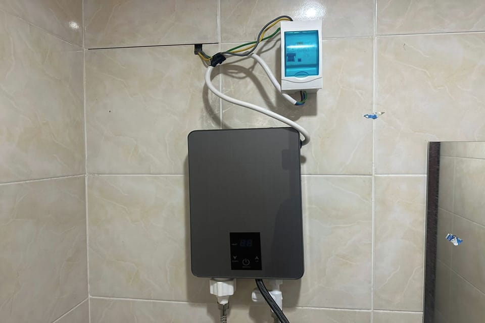 Shower, rainfall showerhead, free toiletries, hair dryer