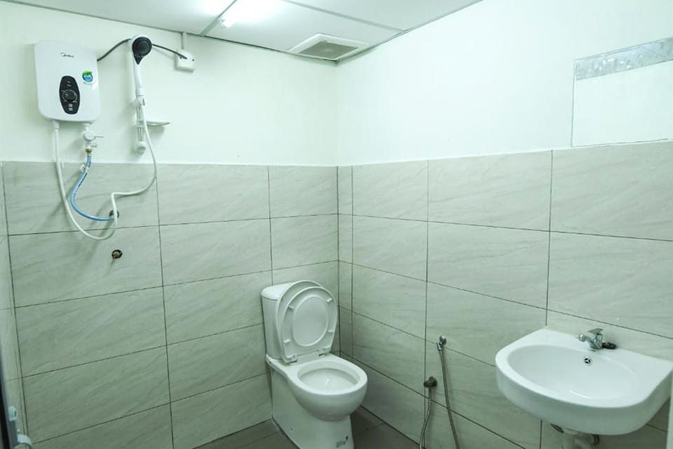 Shared Dormitory, Mixed Dorm | Bathroom | Shower, rainfall showerhead, free toiletries, hair dryer