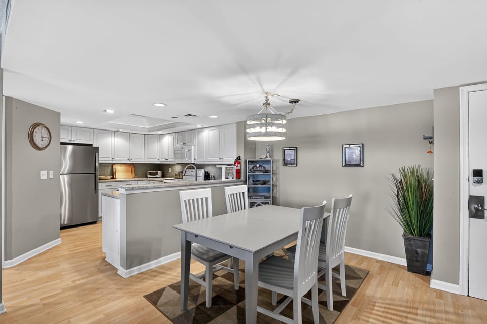 Condo, 2 Bedrooms | Dining