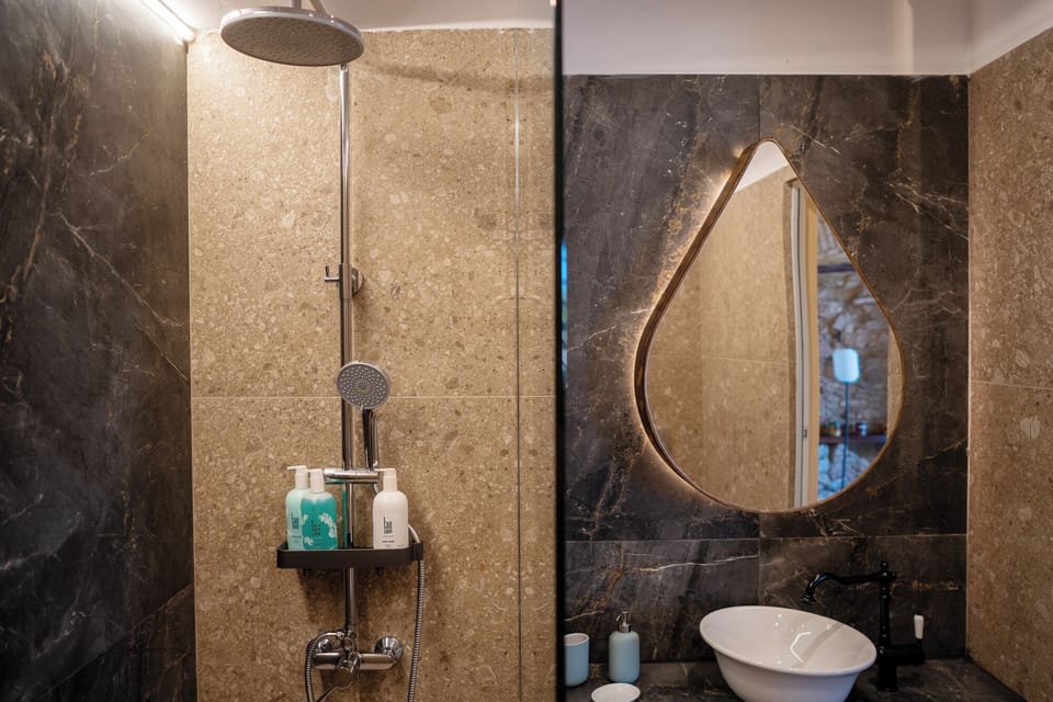 FRIDA KAHLO - Junior Suite | Bathroom | Shower, free toiletries, hair dryer, slippers