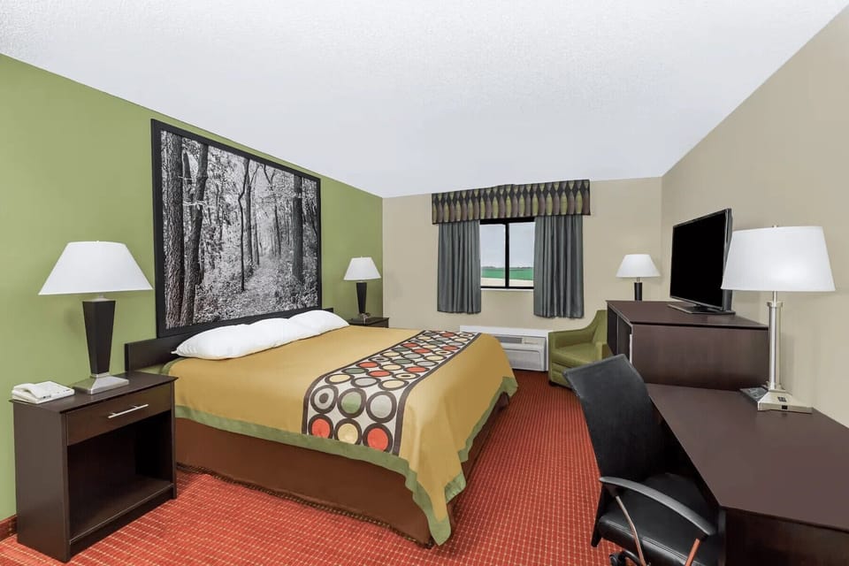 Basic Room | Desk, laptop workspace, iron/ironing board, free WiFi