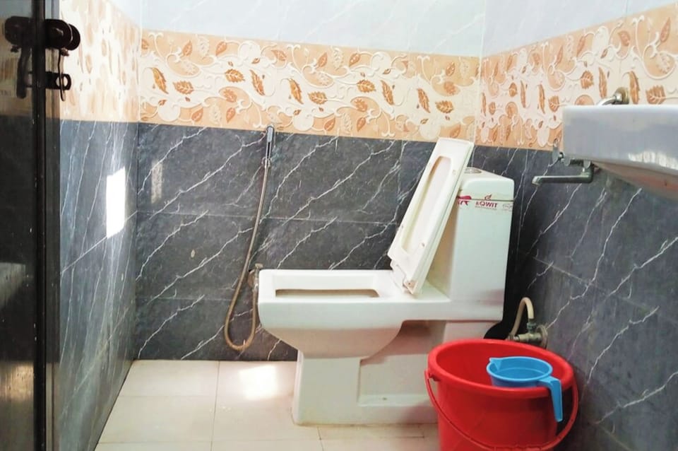 Deluxe Double Room, Air conditioning | Bathroom | Shower, rainfall showerhead, free toiletries, slippers