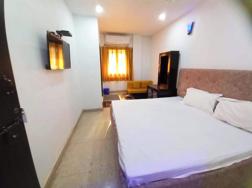 Deluxe Double Room, Multiple Beds, Air conditioning | Hypo-allergenic bedding, desk, soundproofing, free WiFi