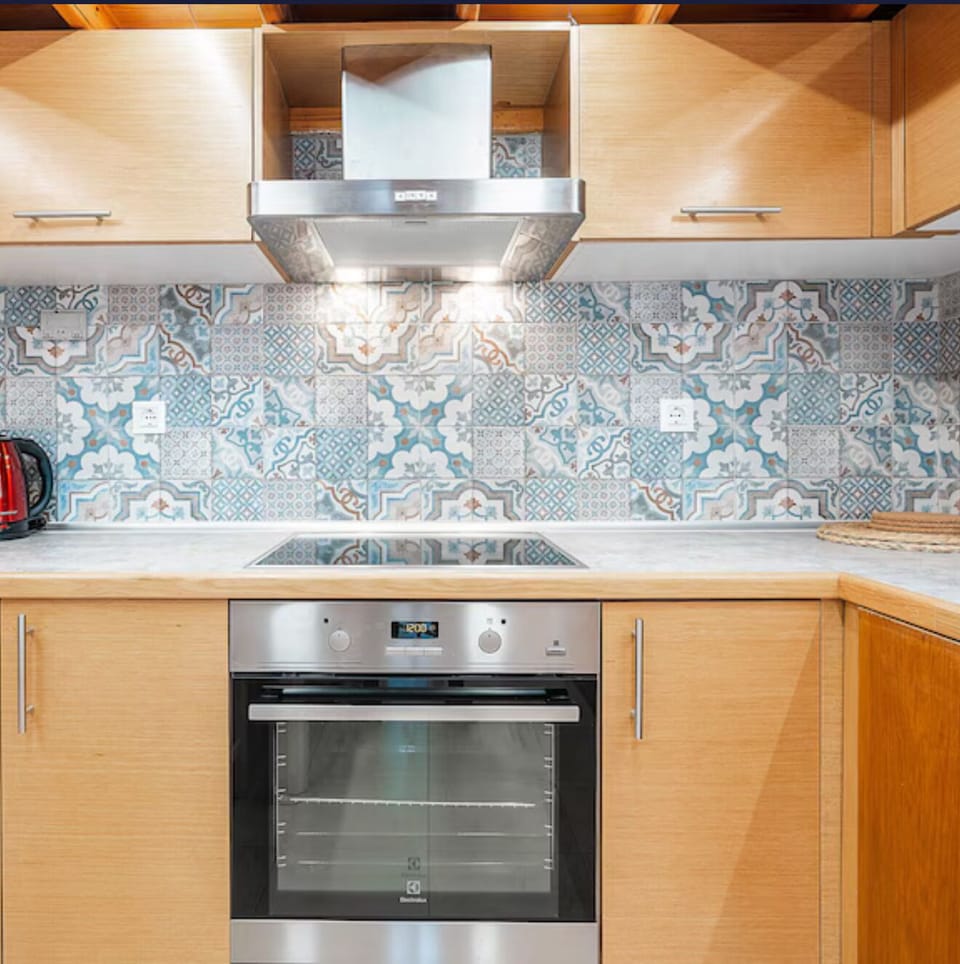 Comfort Apartment, Sea View | Private kitchen | Electric kettle