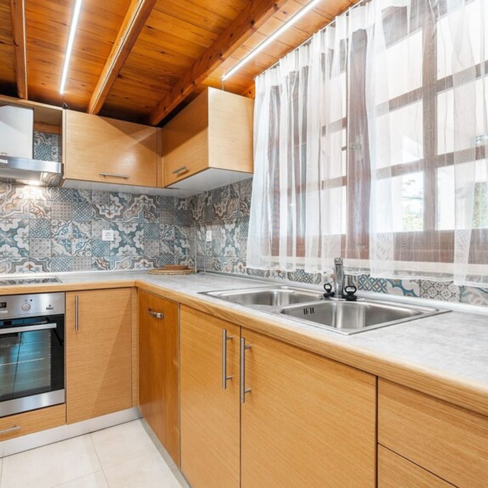 Comfort Apartment, Sea View | Private kitchen | Electric kettle