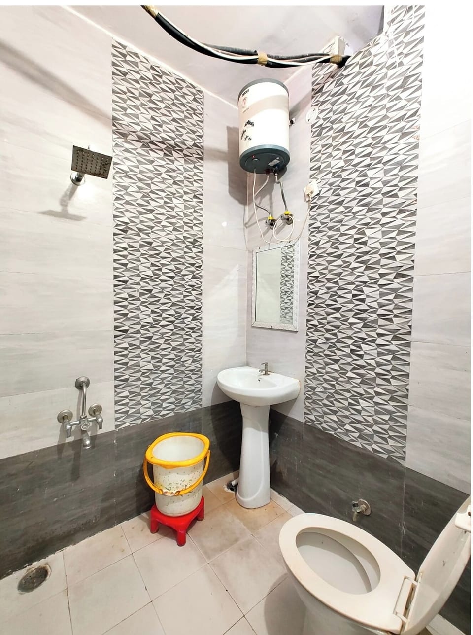 Deluxe Double Room, Multiple Beds, Air conditioning | Bathroom | Shower, rainfall showerhead, free toiletries, slippers