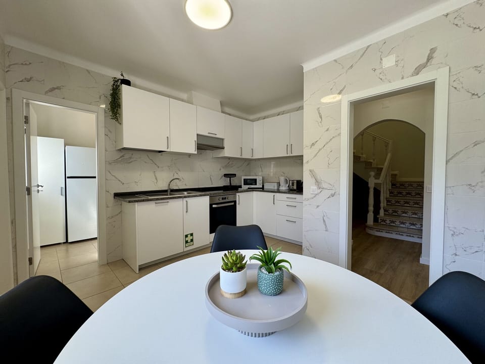 Microwave, oven, dishwasher, coffee/tea maker