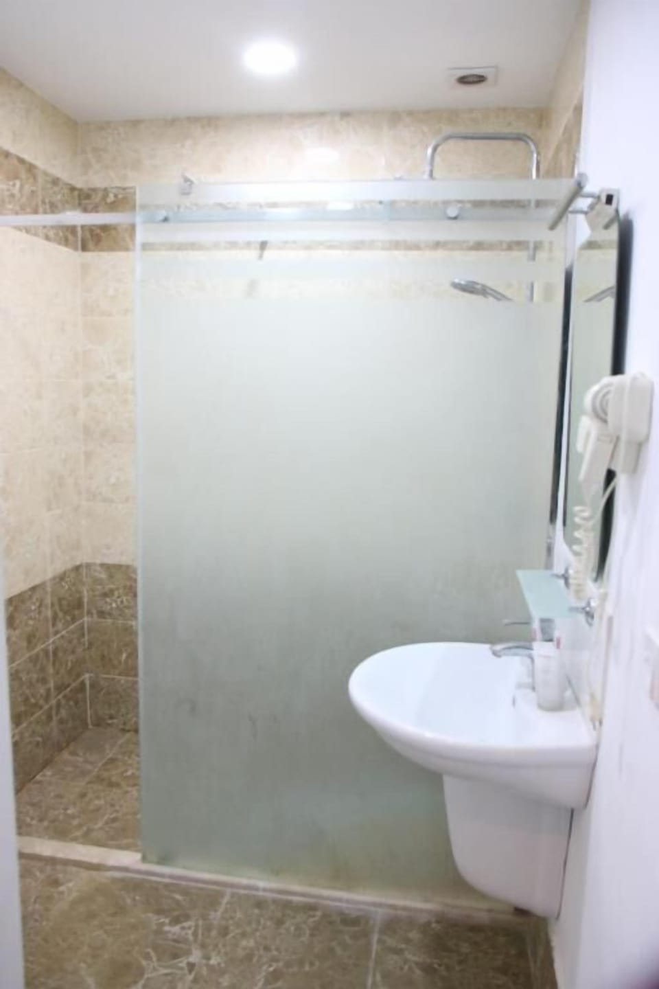 Family Suite, Garden View | Bathroom | Free toiletries, hair dryer, bathrobes, slippers