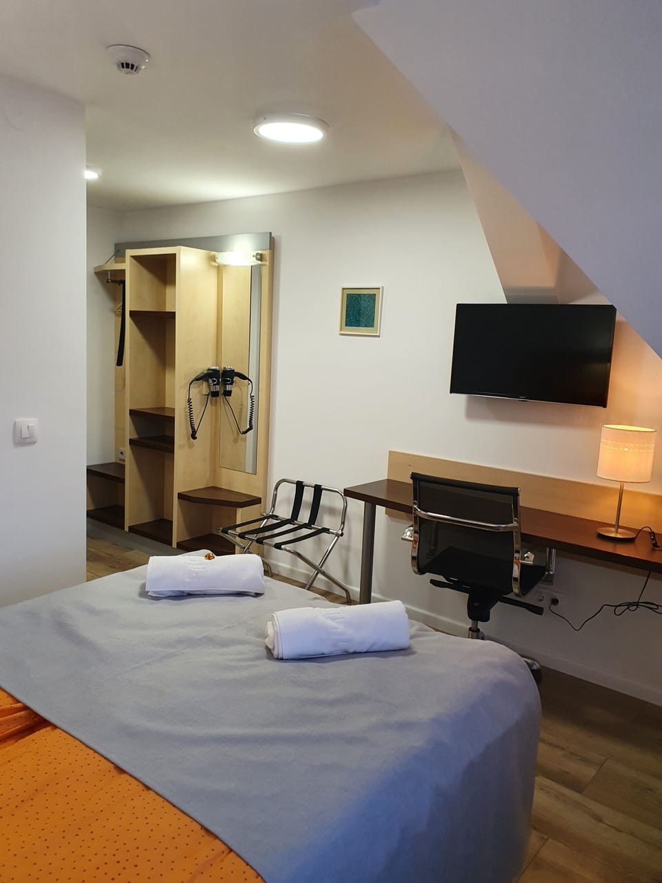 Double Room | WiFi (free), bed sheets